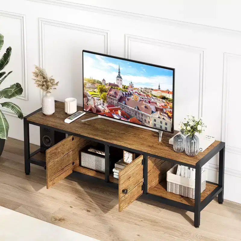 Meuble TV pour téléviseur jusqu'à 65 pouces, grande console TV avec 2 espaces de rangement fermés et compartiments ouverts, meuble de divertissement en bois avec pieds