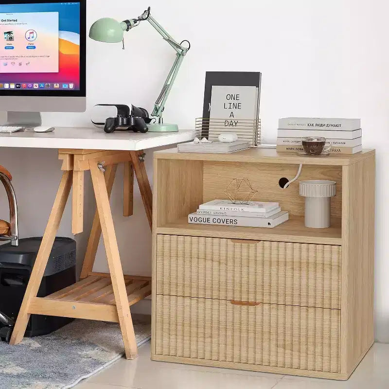 Table de chevet de ferme cannelée avec station de recharge, table d'appoint moderne du milieu du siècle de 23" avec 2 tiroirs et étagère ouverte