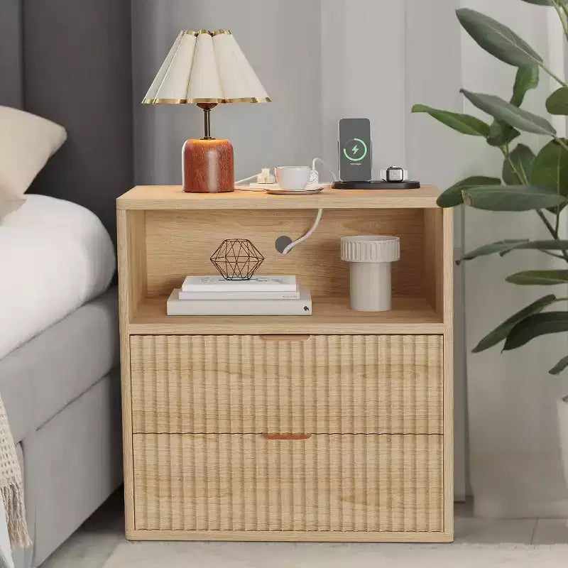 Table de chevet de ferme cannelée avec station de recharge, table d'appoint moderne du milieu du siècle de 23" avec 2 tiroirs et étagère ouverte