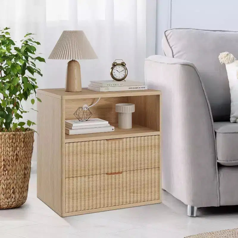 Table de chevet de ferme cannelée avec station de recharge, table d'appoint moderne du milieu du siècle de 23" avec 2 tiroirs et étagère ouverte