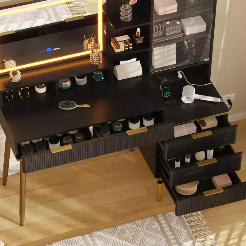 Coiffeuse avec prise de courant, plateau en verre moderne, coiffeuse cannelée, porte de protection en acrylique, 5 tiroirs et étagère – Table de maquillage élégante pour chambre à coucher